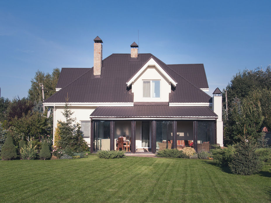 Düzenlenmiş geniş çim alan